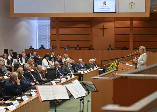 Landeshauptfrau Johanna Mikl-Leitner bei ihrer Rede anlässlich „25 Jahre Landtag in St. Pölten“. | Foto: NLK Filzwieser