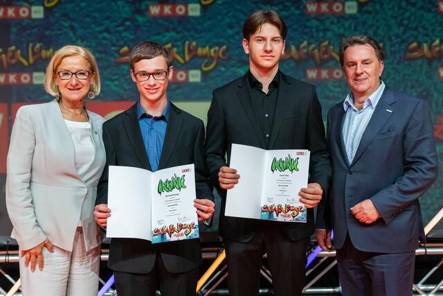 Johanna Mikl-Leitner und Wolfgang Ecker gratulierten den besten angehenden Fachkräften. Auf dem Bild zu sehen: Bernhard Stangl und Jannik Türk. | Foto: Gerald Lechner und Andreas Kraus