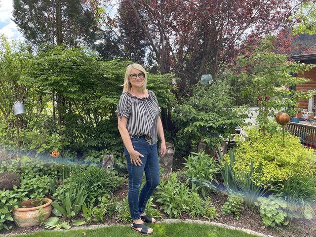 Die "Kräuterhexe" Heidi Woitischek in ihrem einzigartigen Garten in Großlobming. | Foto: Julia Gerold