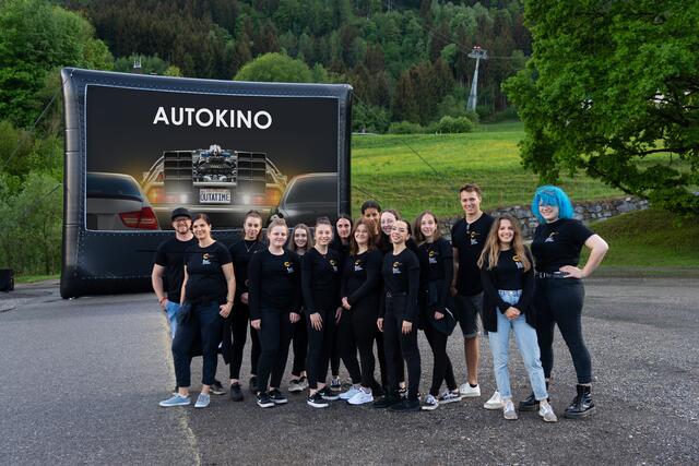 Das Team von Five Elements Films und Schülerinnen der HLW Spittal sorgten für das Wohl der Besucher  | Foto: Five Elements Films