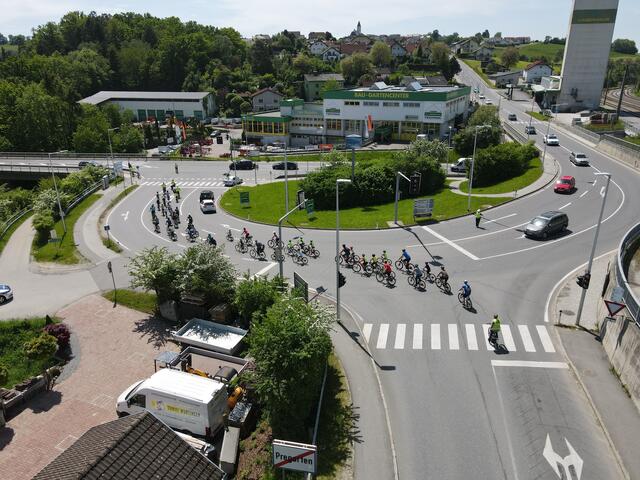 Mehr als 100 Menschen, Jung und Alt, nahmen an der zweiten "Kidical Kernland Mass" in Pregarten teil und machten damit auf die Wichtigkeit einer besseren und vor allem kindgerechten Radinfrastruktur aufmerksam.  | Foto: EBF