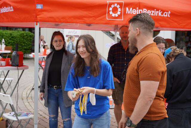 Zahlreiche Passanten machten mit beim Darts-Gewinnspiel und hoffen auf den 100 Euro SBS-Gutschein Hauptgewinn. | Foto: Weiss