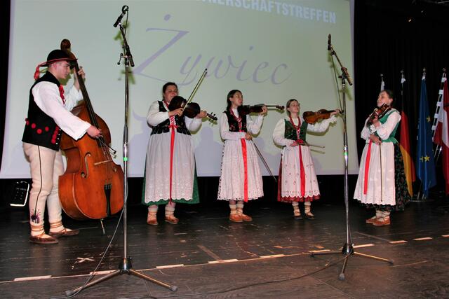Die Gäste aus den Partnerschaftsorten spielten im Zentrum auf. | Foto: WOCHE