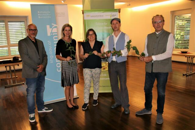 Rob Bargan, Nina Vasold, Petra Miklautz, Christian Hölbling und Pfarrer Hans-Peter Premur. | Foto: Lechner