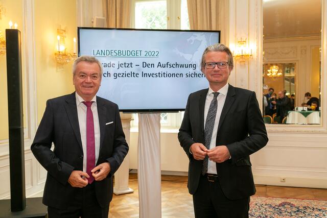 LH-Stv. Anton Lang (SPÖ) und LR Christopher Drexler (ÖVP) bei der Präsentation des Landesbudgets 2022 | Foto: Land Steiermark/Frankl