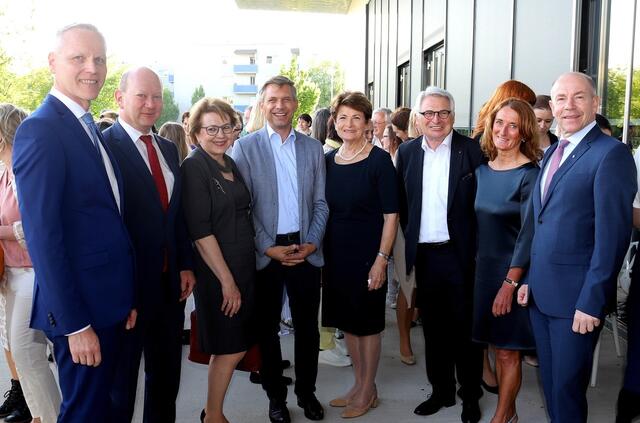 Generaldirektor-Stv. OÖ Versicherung Othmar Nagl, Vorstandsdirektor HYPO Oberösterreich  Thomas Wolfsgruber, Trauner, Landesrat Wolfgang Hattmannsdorfer, Martina Pühringer, Emil Lauß, Geschäftsführerin OÖ Hilfswerk Viktoria Tischler, Obmann und Aufsichtsratsvorsitzender Landtagspräsident Max Hiegelsberger | Foto: Cityfoto – Andreas Maringer