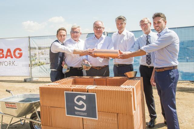 Patrick Kloihofer/Geschäftsführer VI-Engineers Bauträger GmbH &amp; Co KG, Alfred Riedl/Bürgermeister Grafenwörth, Stephan Pernkopf/Landeshauptfrau-Stv. Niederösterreich, Stefan Jauk/Generaldirektor Niederösterreichische Versicherung, Rudolf Dolejsi, Leitung Finanzen Niederösterreichische Versicherung und Aufsichtsratsmitglied der VI-Engineers Bauträger GmbH &amp; Co KG, Mario Hameseder/Technischer Direktionsleiter Hochbau NÖ und Burgenland STRABAG AG | Foto: APA/Markus Haslinger
