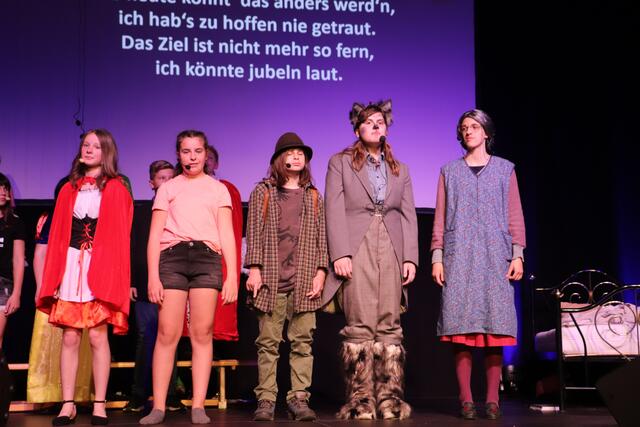 Viel Applaus für Rotkäppchen (Lina Pittino), Greta (Lena Sauseng), Jäger (Leopold Söls), Wolf (Diana Prinz) und Oma (Maja Oswald)  | Foto: Edith Ertl