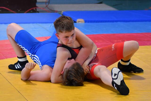 Lucas Donner schultert seinen Gegner im Finale | Foto: Bernhard Walder
