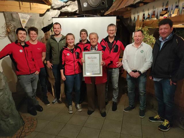Die frisch geschulten Bergretter Alexander Markt, David Kärle, Gabriel Friedle, Julia Lausecker und Marin Rogic mit Jubilar Willi Prantner, Wolfgang Bauer, Andreas Bader und Bgm. Hanspeter Außerhofer v.l. | Foto: BR Stanzach