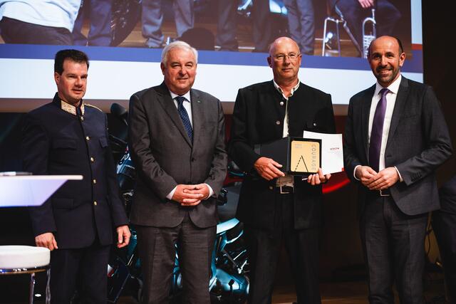 Landespolizeidirektor Gerald Ortner, Landeshauptmann Hermann Schützenhöfer, der damalige Zeuge Erich Hammer und Franz Ruf, Generaldirektor für öffentliche Sicherheit im Innenministerium (v.l.). | Foto:  LPD Stmk/Martinelli 