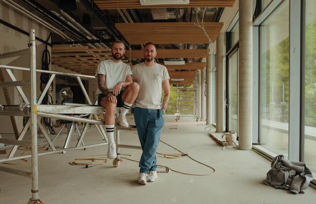 Inmitten der Baustelle, doch bald wird eröffnet: Manuel Köpf und Andreas Knünz | Foto: Atelier Karasinski