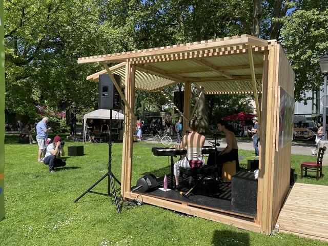 Die Würfelbühne im Kurgarten mit einem Konzert von Kardamon.T lädt zum zuhören ein.