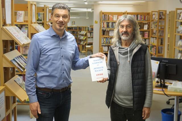 Bürgermeister Thomas Vasku mit Autor und Herausgeber Artis Franz Jansky-Winkel
 | Foto: Marktgemeinde Loosdorf 