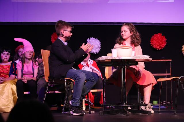 Iris Suppan und Dominik Peiser spielen Gretas Eltern lebensecht - mitsamt der Probleme, die eine Teenager-Tochter mit sich bringt.  | Foto: Edith Ertl