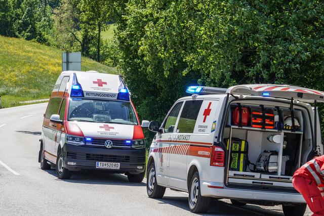 Die Moped-Lenkerin und ihre Beifahrerin verletzten sich bei dem Unfall und mussten medizinisch versorgt werden. | Foto: Doku NÖ