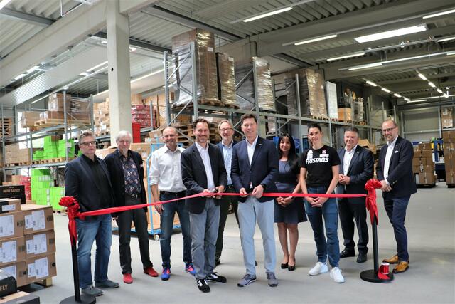 Markus und Gerhard Schloffer (Bildmitte) schafften mit der Erweiterung ihres Unternehmens mehr Platz für die Arbeitssicherheit.  | Foto: Edith Ertl