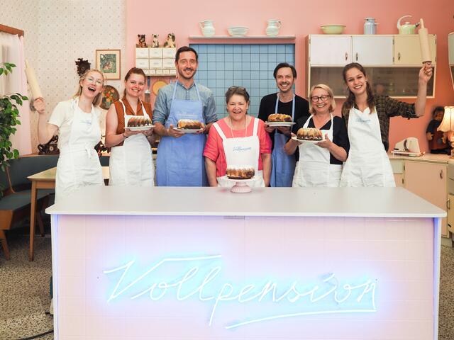 Im Live-Studio der "Vollpension" gibt es jetzt auch analoge Backkurse für 119 Euro für drei Stunden.  | Foto: Vollpension