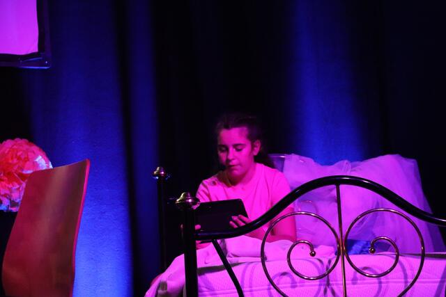 Greta (Lena Sauseng) hat 851 Facebook-friends und findet Märchen altbacken. Das ändert sich in ihren Träumen, wo sie von Hänsel und Gretel bis zu Schneewittchen in die Märchenwelt eintaucht. | Foto: Edith Ertl