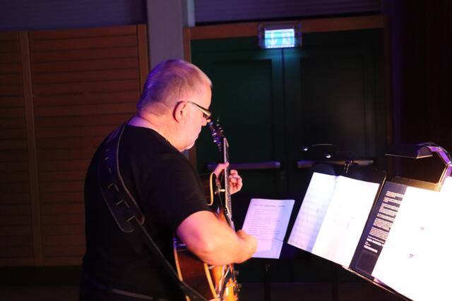 Applaus für Komponist Wolfgang Wabscheg und die Lehrer-Band | Foto: Edith Ertl