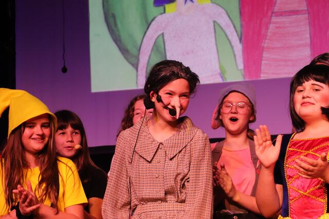 Autor des Bühnenstückes und Komponist Wolfgang Wabscheg nahm dem Märchen Hänsel &amp; Gretel das Böse, Hexe (Hanna Fejzic) ist auf der guten Seite. | Foto: Edith Ertl