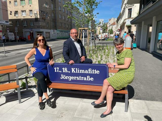 Von links: Planungsstadträtin Ulli Sima, Hernals-Bezirkschef Peter Jagsch und Währing-Bezirkschefin Silvia Nossek testen auch gleich die neuen Bankerl auf der Jörgerstraße aus. | Foto: Johannes Reiterits