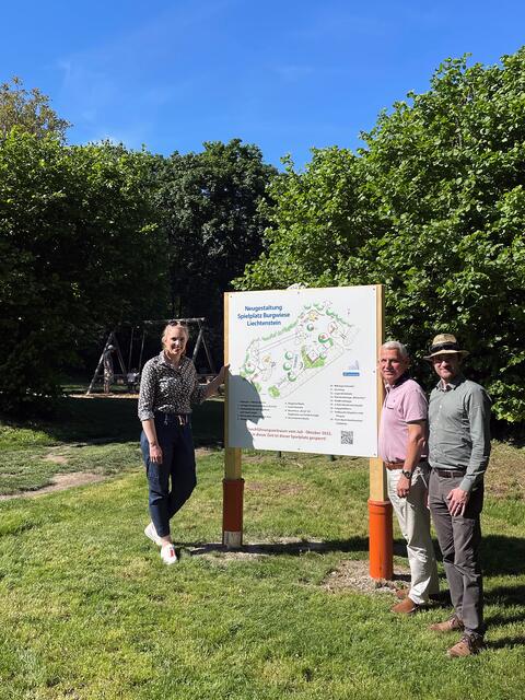 Bürgermeister Johann Zeiner, GfGR LAbg. Marlene Zeidler-Beck und der designierte Leiter des Maria Enzersdorfer Wirtschaftshofes, Peter Fröhlich, präsentieren stolz den Plan für die Umgestaltung des Spielplatzes auf dem Liechtenstein. | Foto: Marktgemeinde Maria Enzersdorf