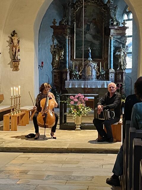 Tango-Musik bei Kerzenschein in der Taborkirche mit Asia Valcic (Cello) und Klaus Paier (Akkordeonist). | Foto: Monika Wilfurth
