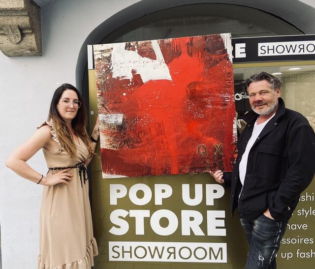 Martina Stadlmair und Shopbetreiber Thomas Griesmeier vor dem „Pop up Store“ in Wels. | Foto: Martina Stadlmair