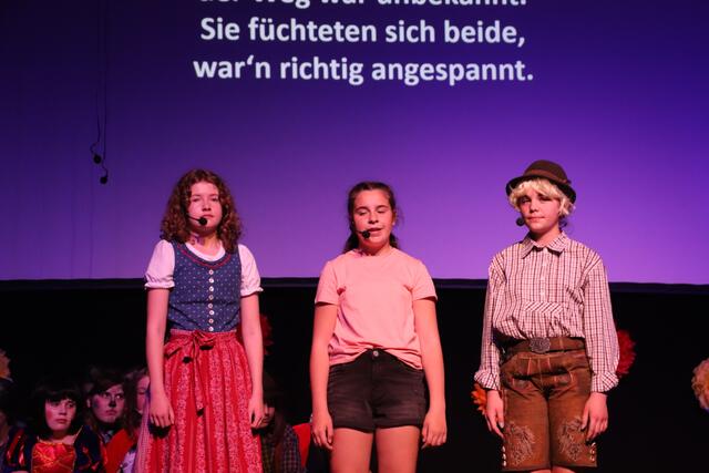 Lena Sauseng (Bildmitte) mit Hänsel (Julia Brucher) und Gretel (Emilia Wickhoff) | Foto: Edith Ertl