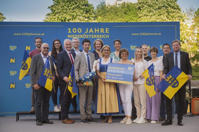 Fototext: Organisationskomitee, Beteiligte und Festgäste zelebrierten den Bezirksfest-Auftakt auf der Wasserbühne zu Füßen des Landhausschiffs: Landeshauptfrau Johanna Mikl-Leitner, Landeshauptfrau-Stellvertreter Franz Schnabl, Landesrat Gottfried Waldhäusl, Landtagsabgeordnete Christiane Teschl-Hofmeister und Raiffeisenlandesbank-Generaldirektor Michael Höllerer mit Landtagsabgeordnetem René Lobner, Bürgermeister Johann Mayer, Veronika Samstag, Maria Kohl, Doris Fried, Manfred Grill, Robert Hofmeister, Roman Nositzka, Philip Malek, Anna Vock und Sandra Kettinger. | Foto: Daniela Matejschek