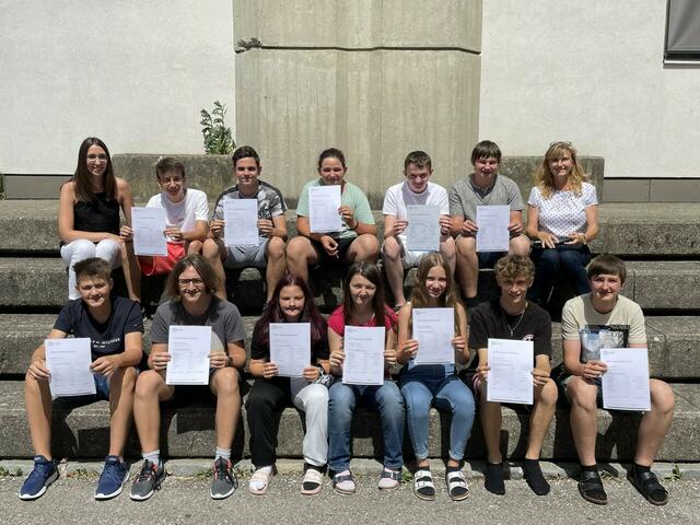 Die ECDL-Besitzer der Klassen 4A und 4B der Mittelschule Kühnsdorf mit ECDL-Trainerin Petra Machné und Direktorin Erika Knellwolf | Foto: MS Kühnsdorf