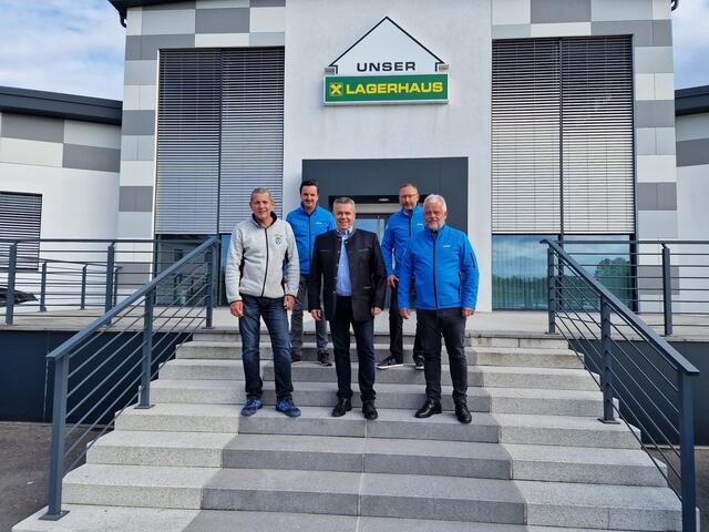Standortleiter Dietmar Wurzer, NÖZSV Bezirksleiter René Schreiber, Lagerhaus Geschäftsführer Dir. Günter Zaiser, NÖZSV Bezirksleiter-Stellvertreter Michael Prinz und NÖZSV Bezirksleiter-Stellvertreter Günther Sohr (v.l.). | Foto: Lagerhaus-Genossenschaft Gmünd-Vitis