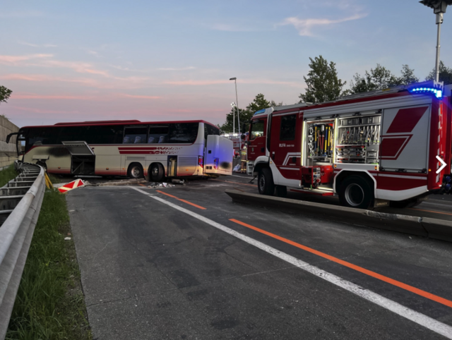 Ein Reisebus ist mit 28 Personen verunfallte im Baustellenbereich der A1 kurz nach der Auffahrt Eugendorf. | Foto: FF Eugendorf