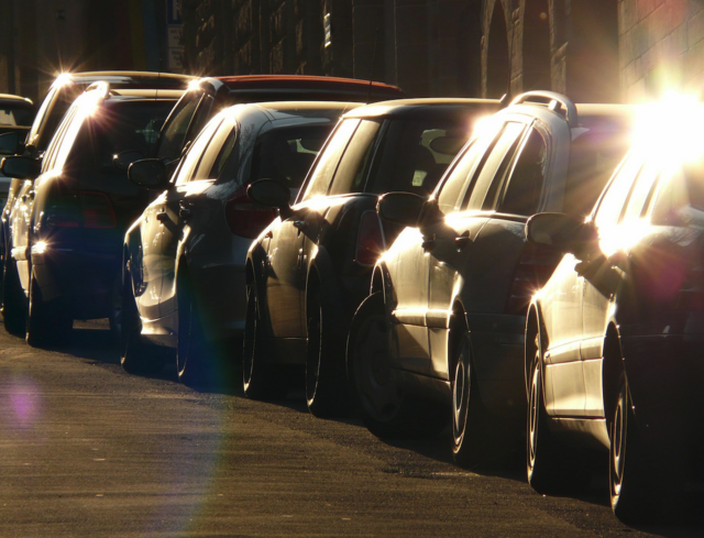 Die Fahrzeug-Dichte dient nicht nur als Indikator für den Wohlstand in einem Land, sondern sie gibt auch über die Altersstruktur der Bevölkerung, die Verfügbarkeit von öffentlichen Verkehrsmitteln oder Parkmöglichkeiten Auskunft. Durch gute öffentliche Mobilitätsangebote ist die Pkw-Dichte in Städten meist niedriger als in ländlichen Regionen.  | Foto: Hans Braxmeier/Pixabay