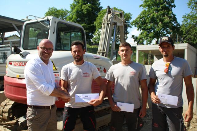 Hermann Regger (Chef Regger Immobilen) übergab u.a. an Christopher Griesser, Lukas Koppitsch und Thomas Sonvilla für ihren Einsatz ein Dankes-Kuvert.  | Foto: Foto: RegionalMedien