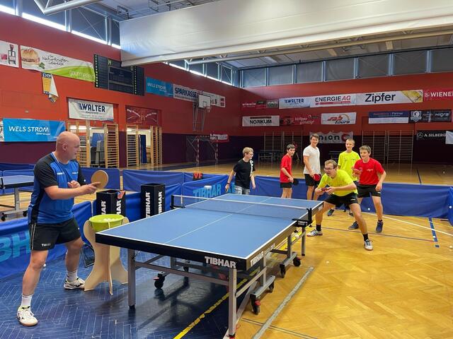 Chefcoach David Huber im Training an der Tischtennis-Platte.
