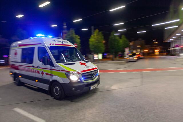 Das Rote Kreuz war in den frühen Morgenstunden bei der Unfallstelle und versorgte die Verletzten.