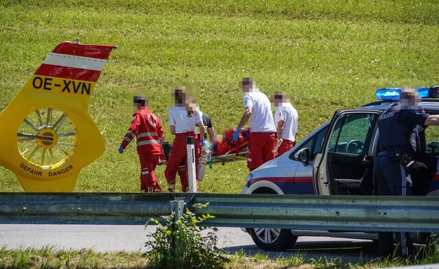 Die Moped-Lenkerin und ihre Beifahrerin verletzten sich bei dem Unfall und mussten medizinisch versorgt werden. | Foto: Doku NÖ