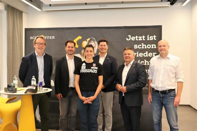 Janine Flock (Bildmitte) mit Jakob Frey, Markus und Gerhard Schloffer, Michael Hohl und Hans-Peter Niederl bei der Eröffnung des Schloffer-Zubaus in Hart. | Foto: Edith Ertl