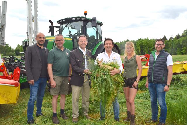 Präsentation: Joachim Raser, Markt Allhau und Buchschachen, Peter Krutzler, Jagdgesellschaft Markt Allhau, Nikolaus Berlakovich, Präsident der Burgenländischen Landwirtschaftskammer, Christoph Haller, Landwirt, Michaela Kalcsics, Jagdgesellschaft Buchschachen und Stefan Pröll, Leiter Marketing AT, DE Pöttinger | Foto: Elisabeth Kloiber