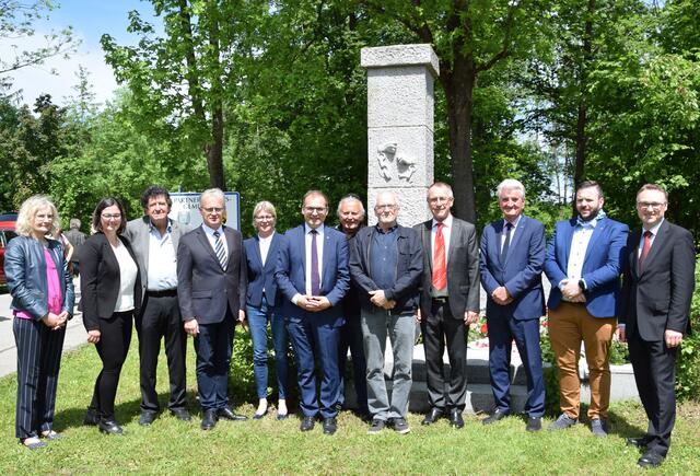 Beim Denkmal an der B1 in Gunskirchen startete der „Walk of Solidary“ gemeinsam mit KZ-Überlebenden, 
Jugendlichen sowie Mitgliedern des Mauthausen Komitee Österreich und des Comité International de Mauthausen. | Foto: Marktgemeinde Gunskirchen