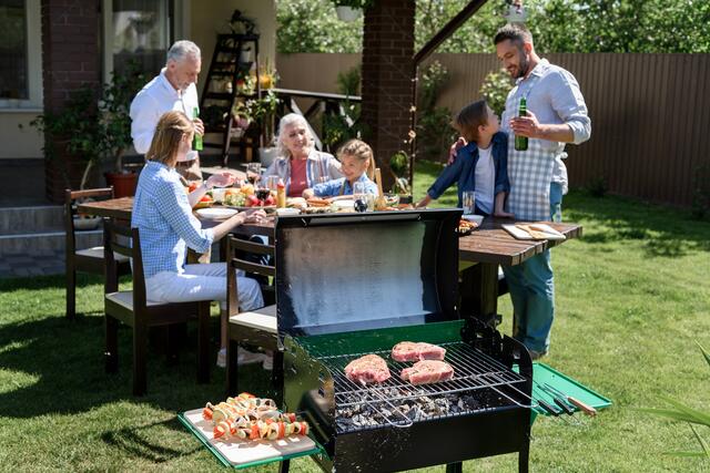 Das Grillen mit Kohle bedarf zwar einiger Vorlaufzeit, ist aber bei Insidern sehr beliebt.