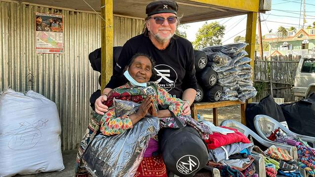 Dankbar - Anoraks, Schlafsäcke, Mützen u.a. Handgestricktes aus Tirol, Lesebrillen, Bergschuhe sowie Arzneimittel vom Dorfarzt Philipp Plangger. | Foto: Frizzey Light