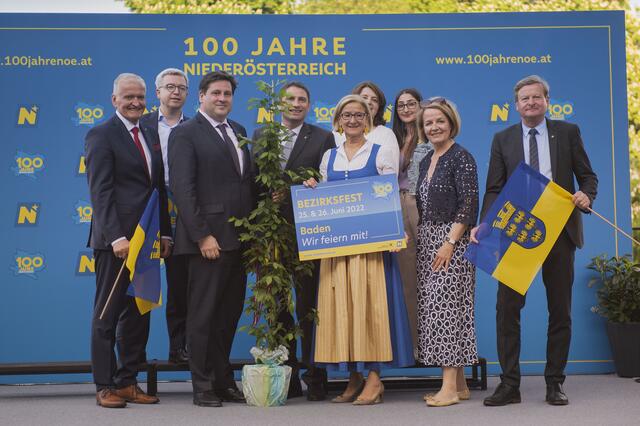 Organisationskomitee, Beteiligte und Festgäste zelebrierten den Bezirksfest-Auftakt auf der Wasserbühne zu Füßen des Landhausschiffs: Landeshauptfrau Johanna Mikl-Leitner, Landeshauptfrau-Stellvertreter Franz Schnabl, Landesrat Gottfried Waldhäusl, Landtagsabgeordnete Christiane Teschl-Hofmeister und Raiffeisenlandesbank-Generaldirektor Michael Höllerer mit Badens Bürgermeister Stefan Szirucsek, Bezirkshauptmann-Stellvertreter Martin Allbauer, David Huszti, Meral Kit und Ulrike Vitovec.