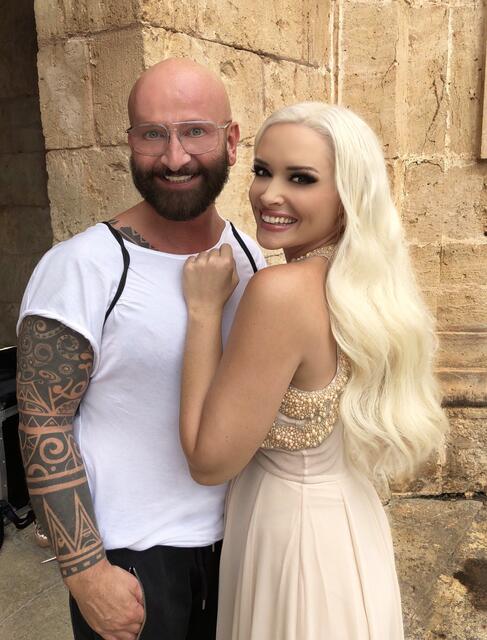Dieter Ferschinger (l.) ist der Friseur, dem die Promis vertrauen. Daniela Katzberger (r.) hat ihn sogar mit nach Mallorca genommen.