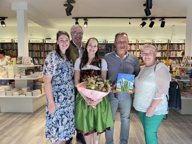Robert Ivancich (2.v.l.), Autor Robert Bouchal (2.v.r.) und Bezirksrätin Verena Sperker (1.v.r.). | Foto: Kautzky