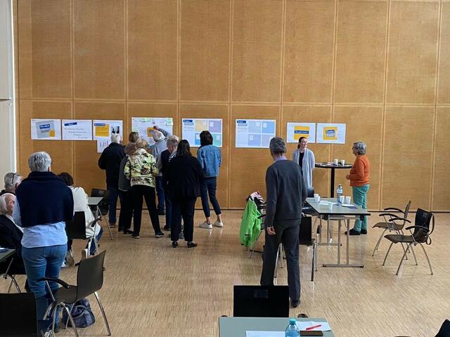 Zahlreiche interessierte Senior:innen diskutierten den ganzen Vormittag über ihre Anliegen und Vorstellungen zum Miteinander in der Gemeinde und brachten ihre Ideen für gemeinsame Aktivitäten ein. | Foto: Zebra