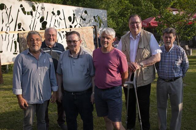 V.l.: Haydar Celik, Manfred Gaderer, Karl Stierba, Peter Ledolter, Hans Haiden und Franz Strebinger bei der Vernissage im Atelier Karismus.