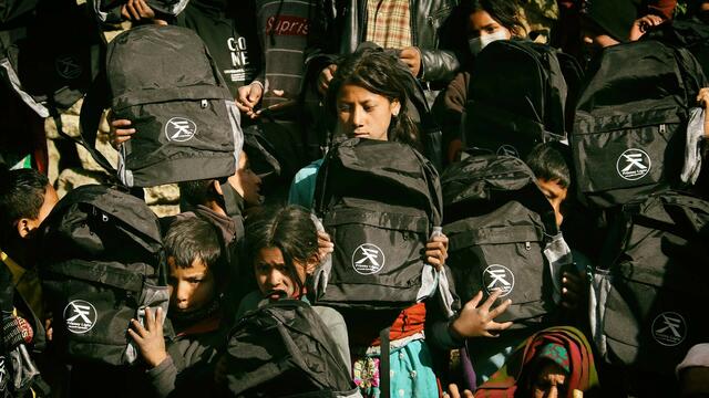 Schultaschen mit Inhalt. | Foto: Frizzey Light